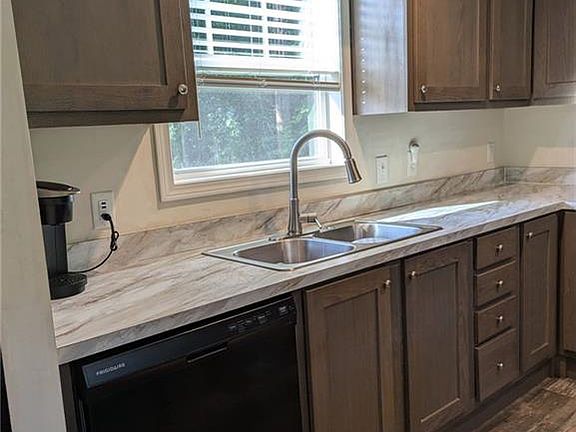 5th image of 255 Greenview Cir