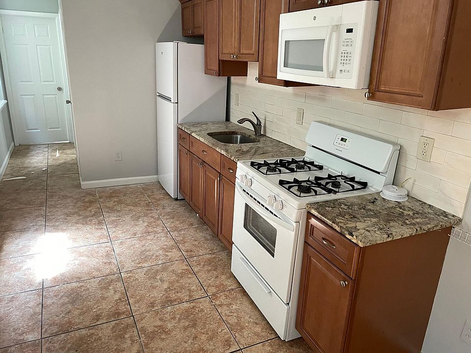2nd image of 208 Sherman Ave APT 4