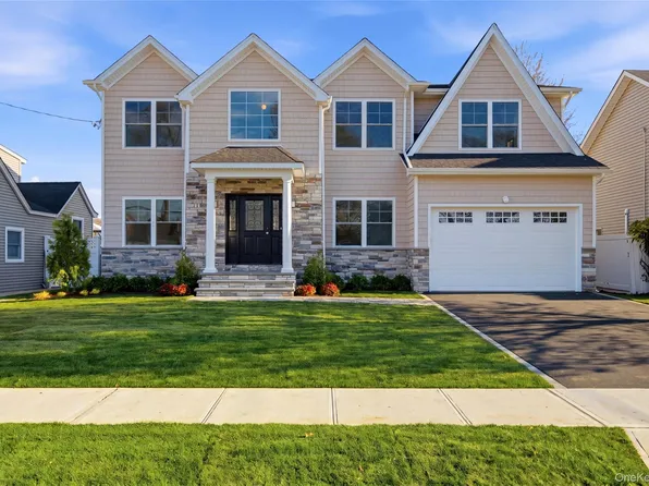 32 Massapequa Avenue, Massapequa Park, NY 11762