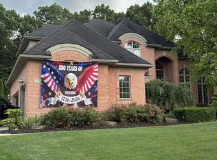 2352 Ivy Hill Dr, Commerce Township, MI 48382
