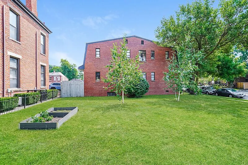 1 bed, 1.0 bath, $999 — Photo 2