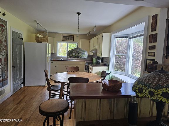 5th image of 306 Springbrook Rd