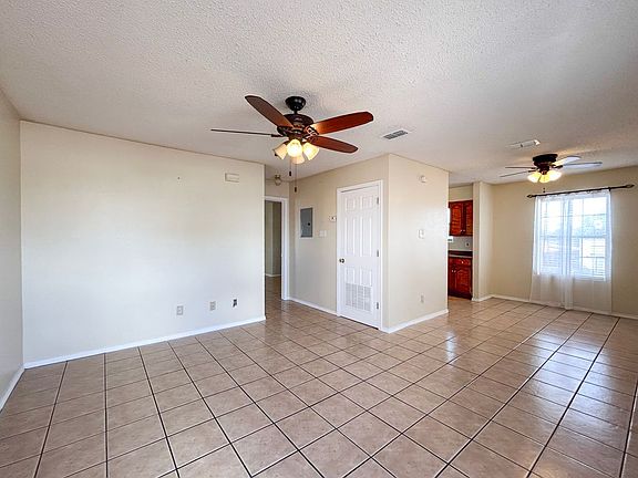 3rd image of 1019 E Olive St #3