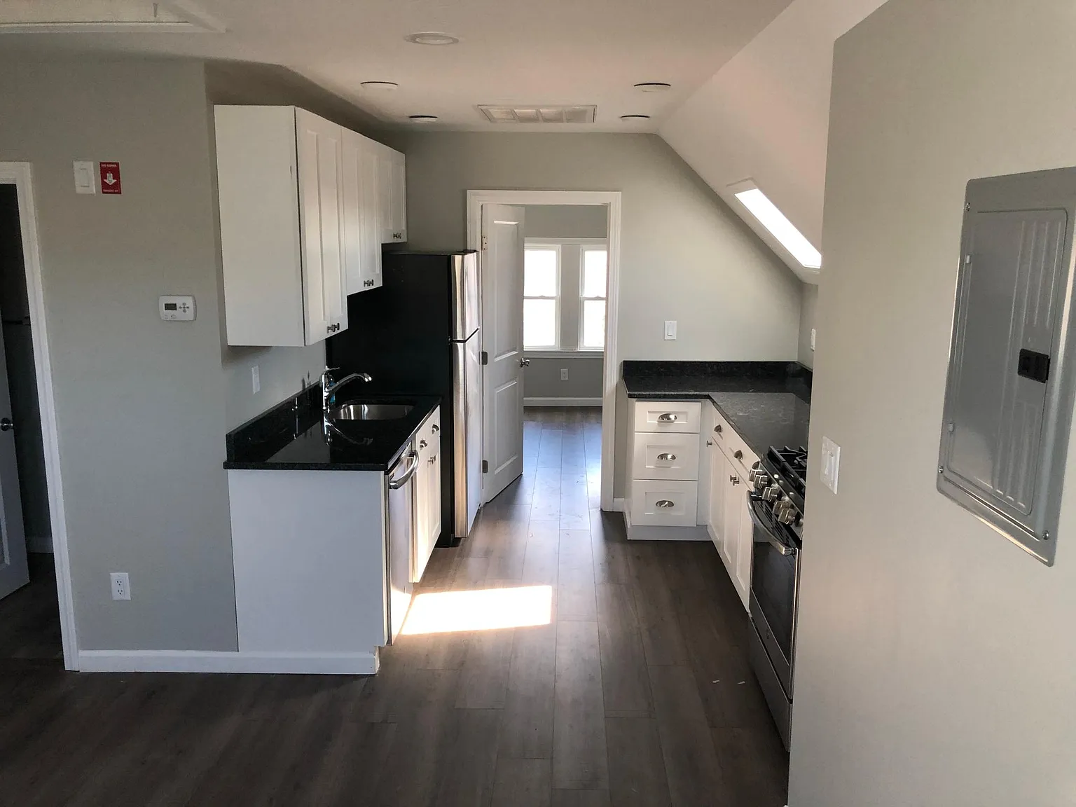2 bed, 800 sqft, $2,500 — Photo 3