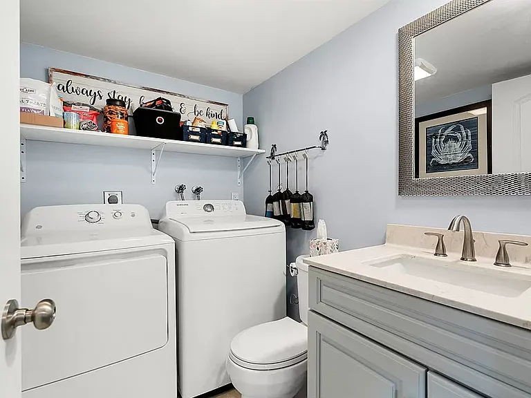 445 E Waverly Pl — Photo 3