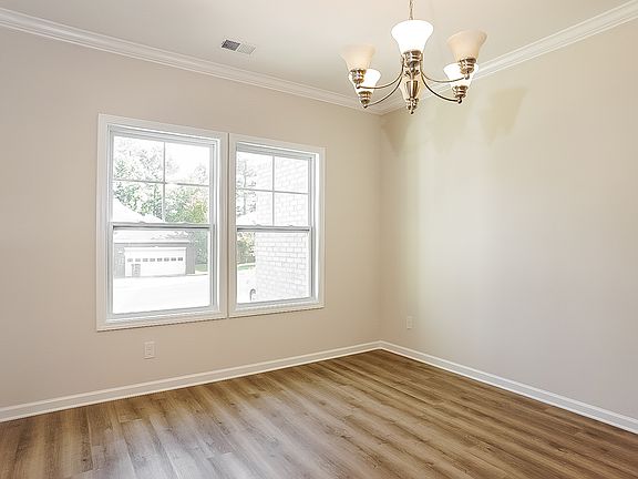 5th image of 467 Bainbridge Dr