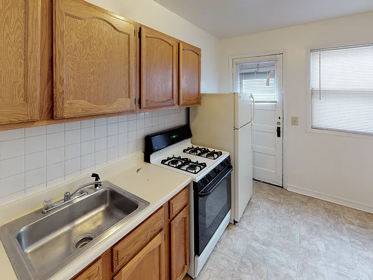 2303 N Oakland Ave — Photo 14
