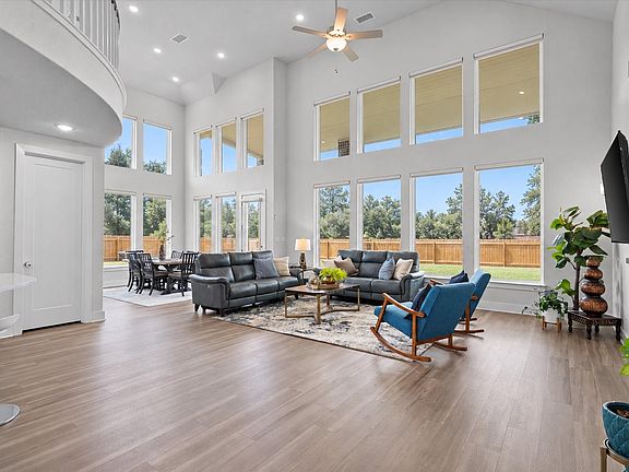 2nd image of 105 Autumn Oak Way