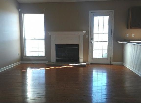 DINING RM WITH GAS FIREPLACE