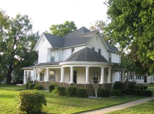 122 N Walnut St, Stewardson, IL 62463