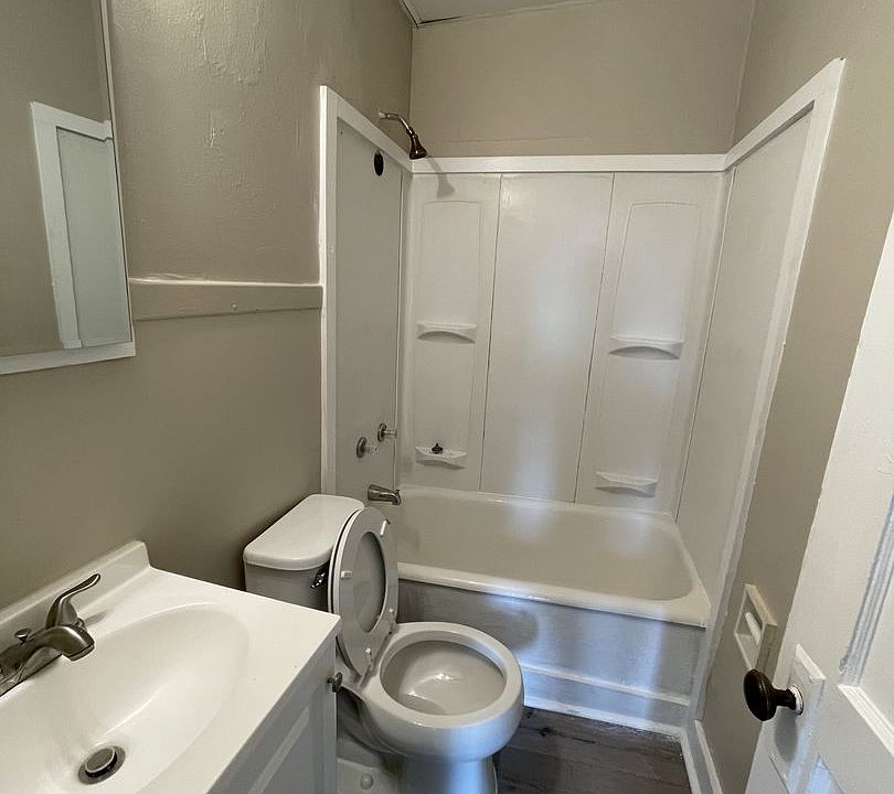 2nd image of 1501 W 14th St #1401