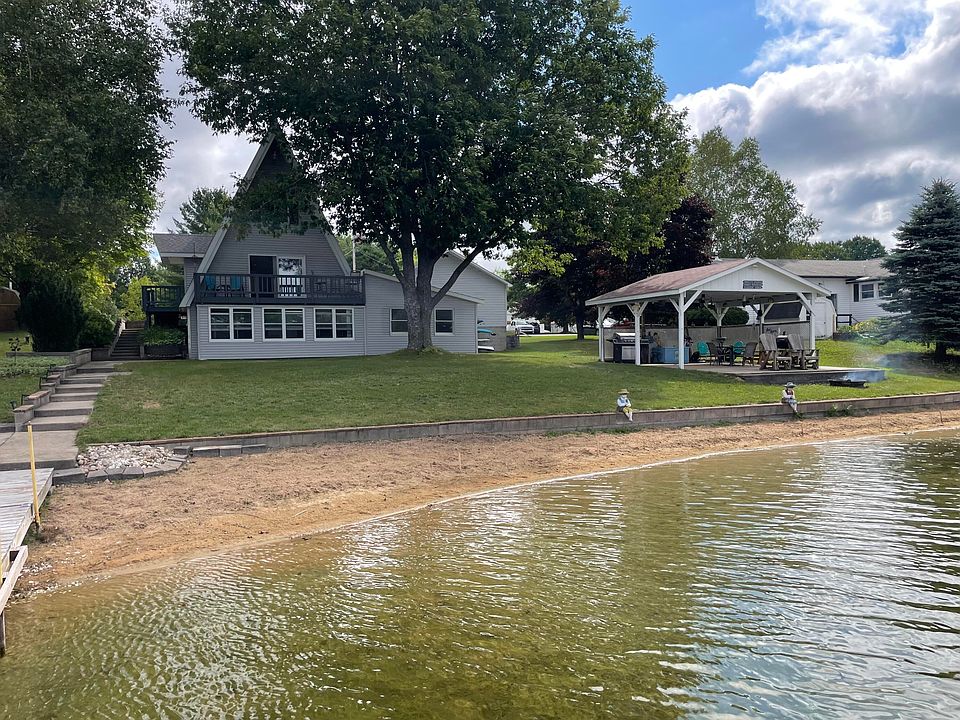 1st image of 332 Gitchegumee Dr