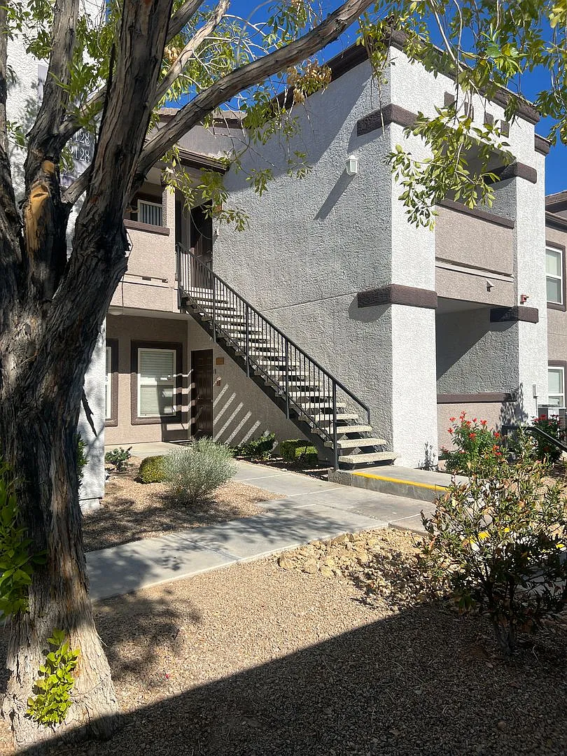 Beautiful Upgraded Condo in the Tuscany Gated Community. — Photo 1