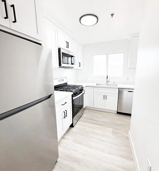 2637 S Manhattan Pl #8 — Photo 7
