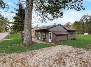 6566 N Tichigan Rd, Waterford, WI 53185