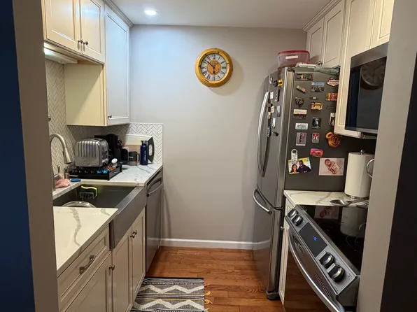 23 Charter Oak Pl APT 4, Hartford, CT 06106
