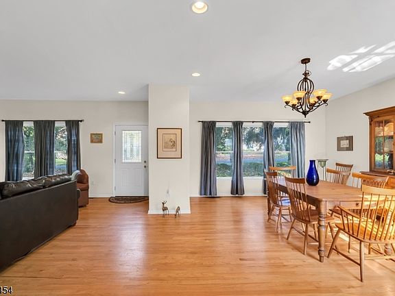 5th image of 320 Ridge Blvd