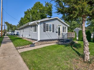 1227 Bundy St, Des Moines, IA 50315