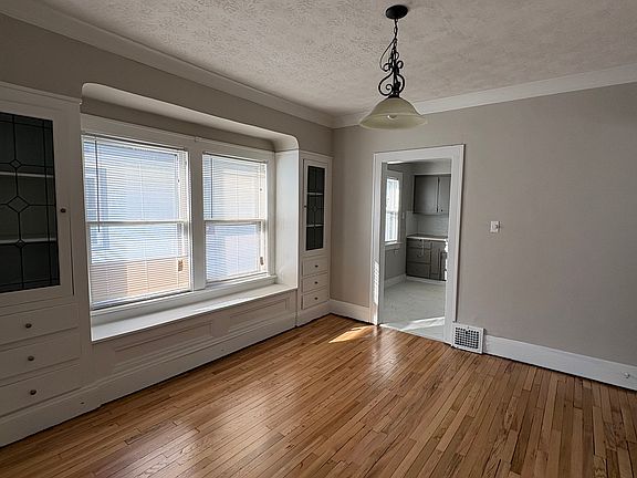 3rd image of 2120 Wascana Ave