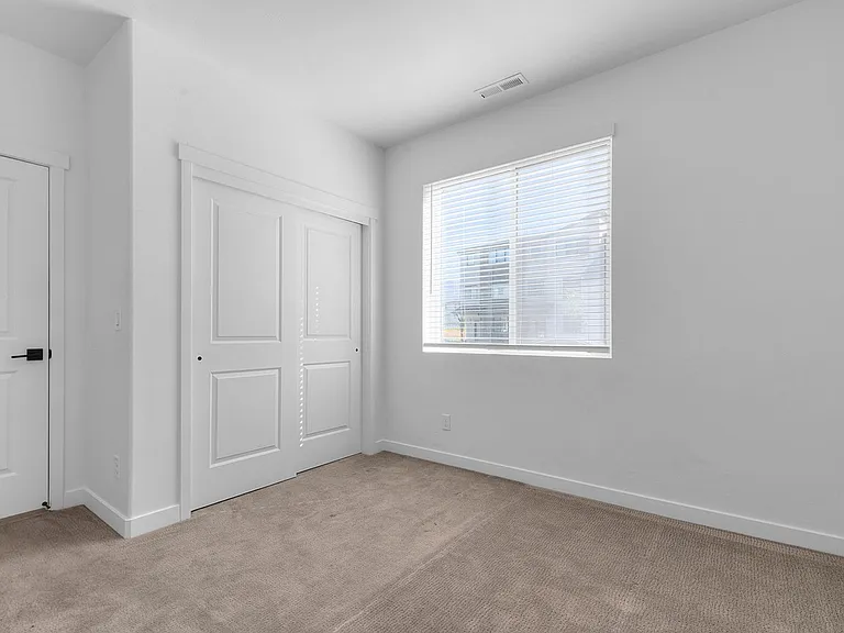 461 S 900 W — Photo 28