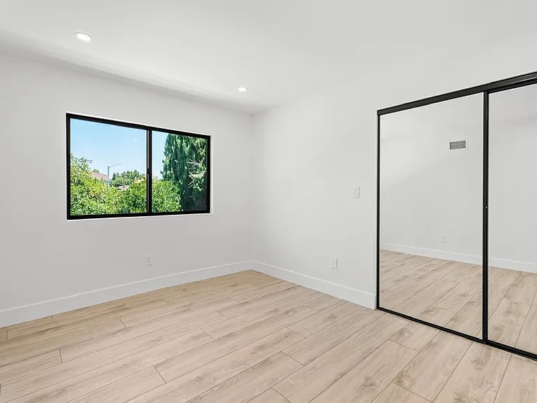 19701 Blythe St — Photo 21
