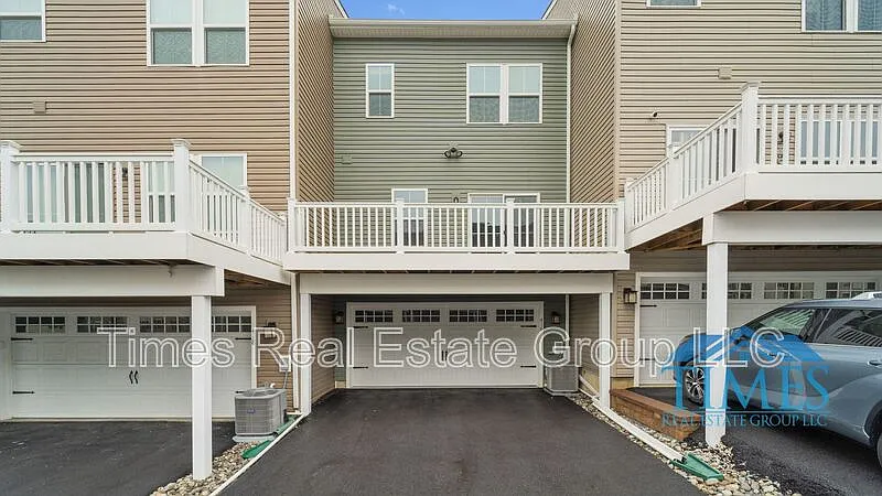 3 bed, 3.0 bath, 1916 sqft, $2,990 — Photo 1