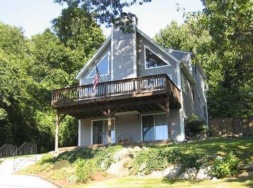 CONTEMPORARY - 3 beds, 2 baths, fireplace, fenced yard, near beach.