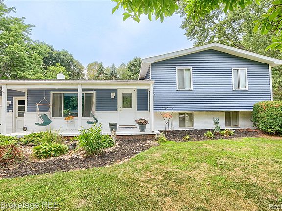 3rd image of 2127 Holly Tree Dr