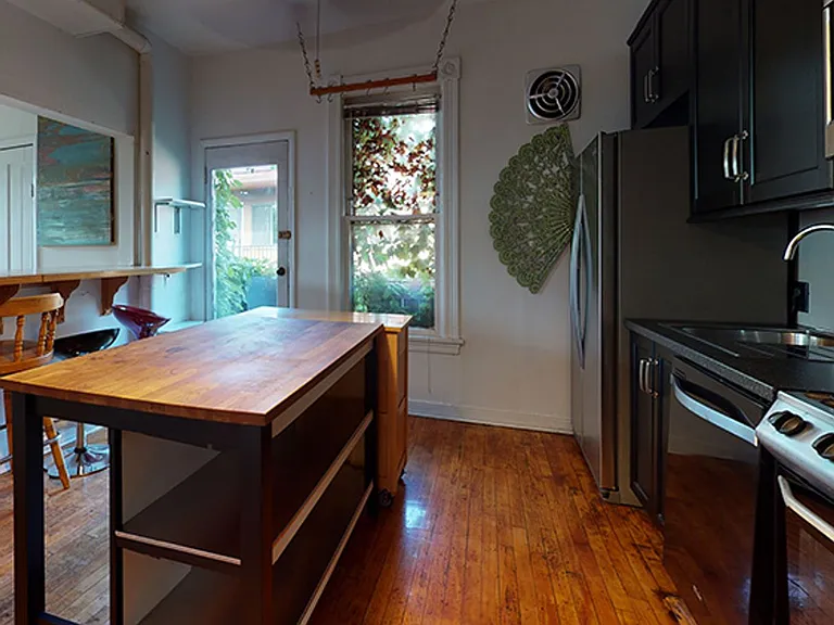 1409 5th St SE — Photo 2