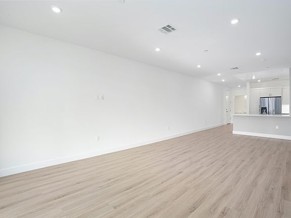 5th image of 1832 S Barrington Ave #201