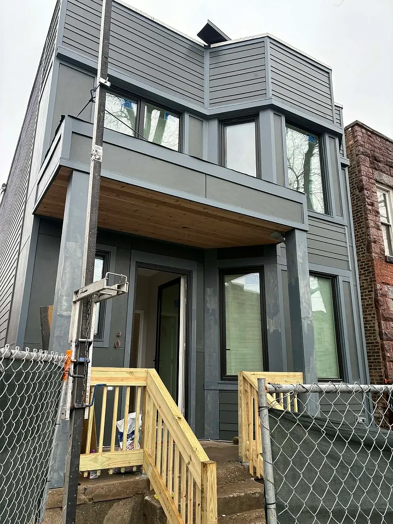 Photo 2 of 30 - 6321 S Eberhart Ave #2 - Chicago, IL Building Photo - 6321 S Eberhart Ave #2