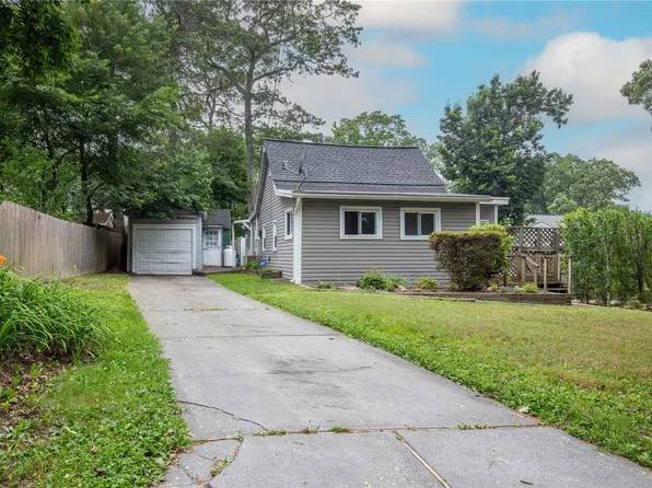 4 Gooseberry Road, Rocky Point, NY 11778