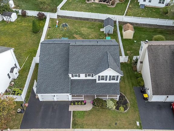 2nd image of 810 Karlyn Ln
