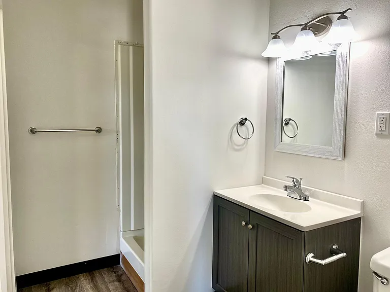 405 Riley Ave #B — Photo 6