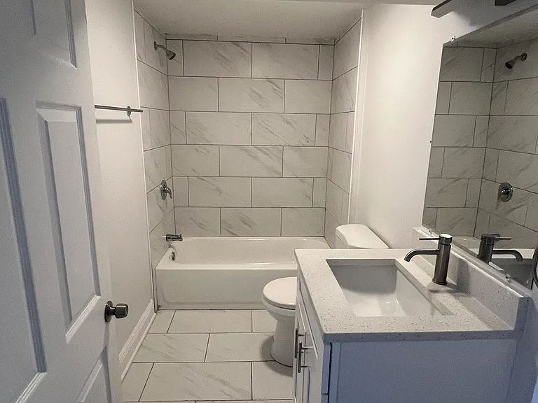 Bathroom with tub/shower