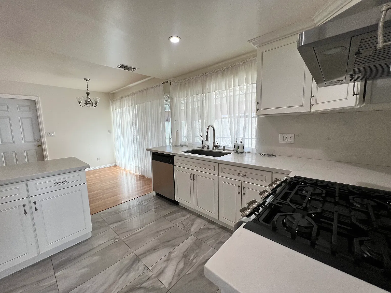 3 bed, 1450 sqft, $3,500 — Photo 2