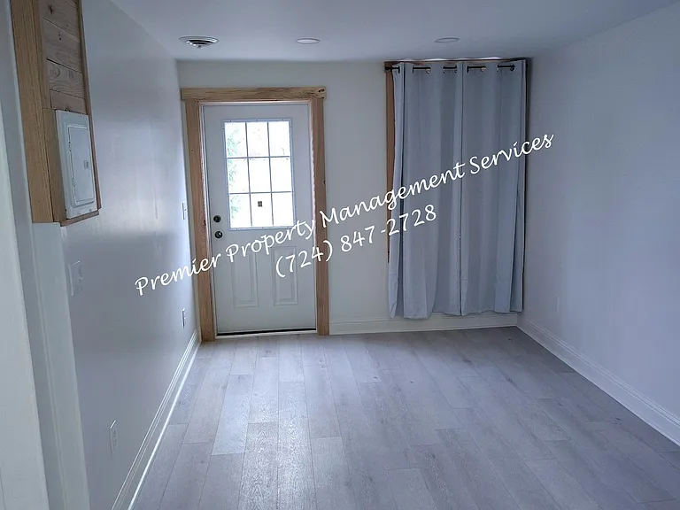906 Clyde St — Photo 6