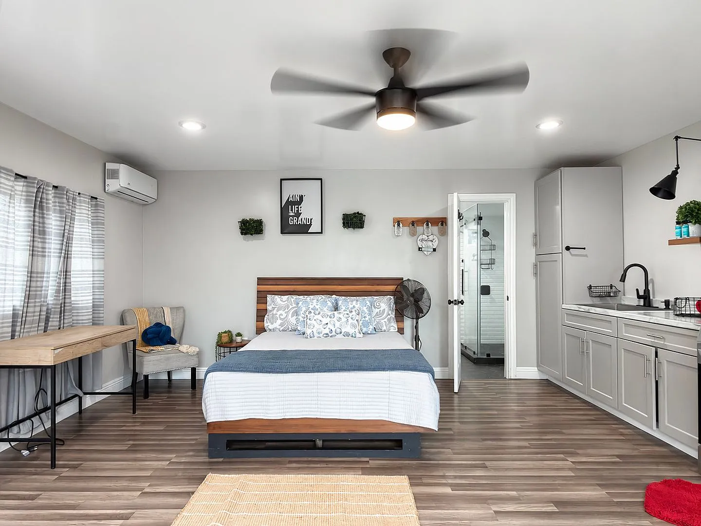 **1003 E Ridgewood Long Beach** single level back house Studio 1 bath !! 2 weeks free OAC !! — Photo 2