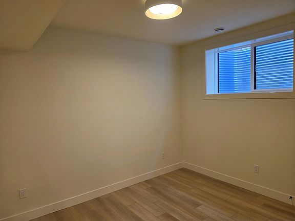 3rd image of 1119 Regal Cres NE