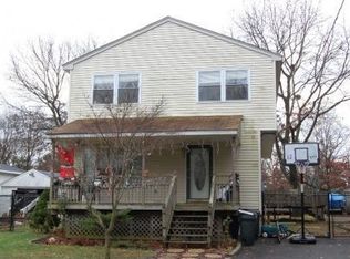 42 Fairway Ln, Ronkonkoma, NY 11779