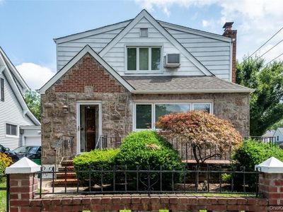 200 Ingraham Lane, New Hyde Park, NY, 11040