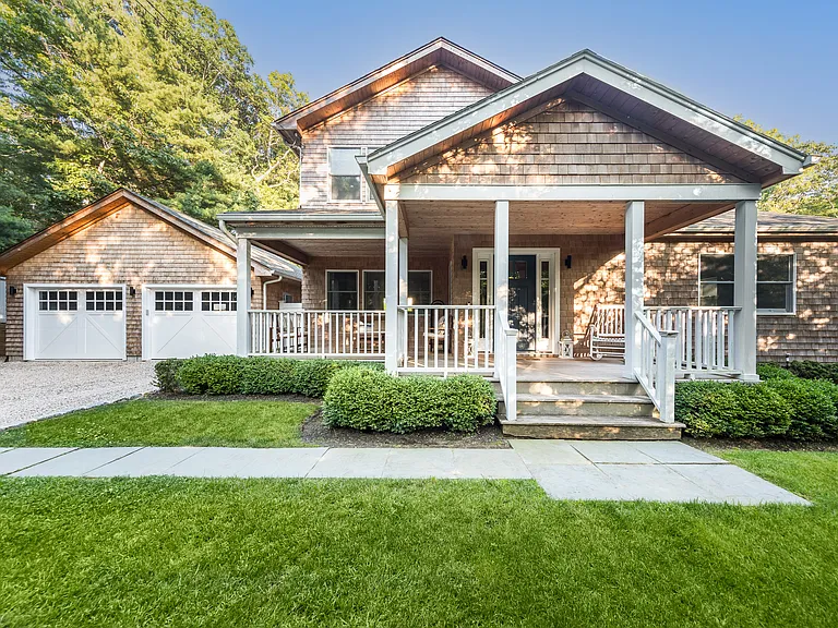 27 Kings Point Rd — Photo 4