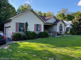 11374 Tall Shadows Ct, Pinckney, MI 48169