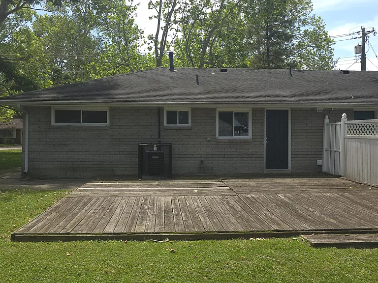 110 Elmwood Dr — Photo 5