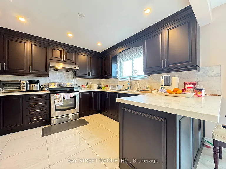 33 Northolt Cres — Photo 13