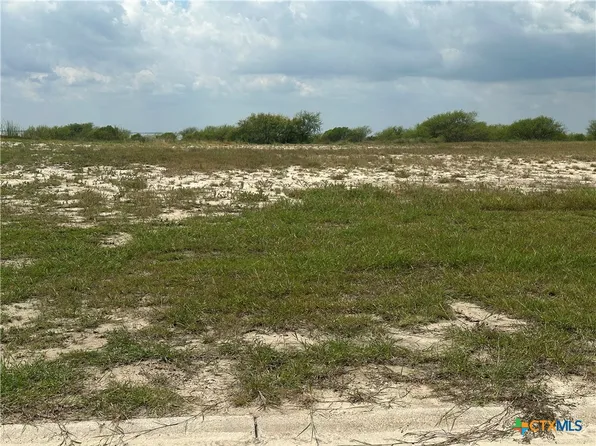 31 Bay Club Dr, Seadrift, TX 77983