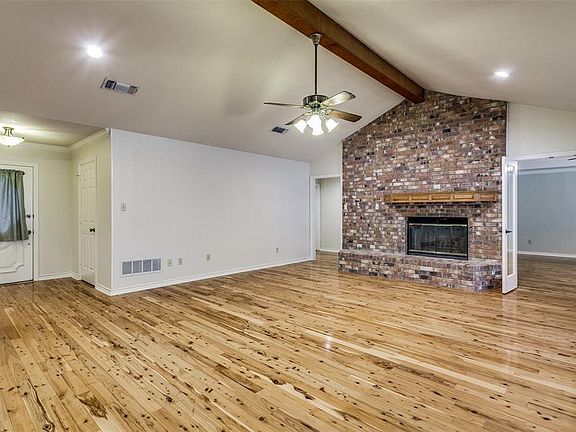 2nd image of 3811 Yachtclub Dr