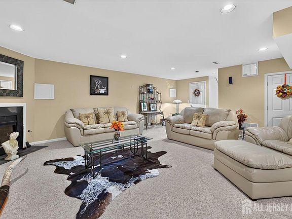 4th image of 14 Linda Ct