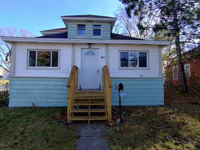 223 4th Ave NW — Photo 4