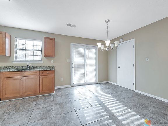 5th image of 375 Meadowbrook Dr